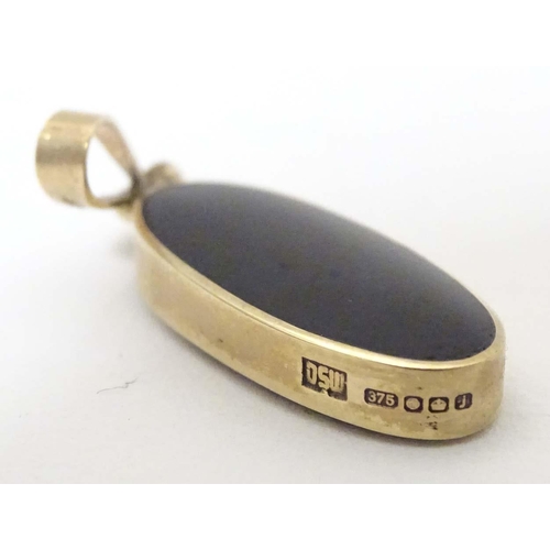 624 - A 9ct gold pendant by David Scott-Walker, set with blue john and onyx. Approx. 1