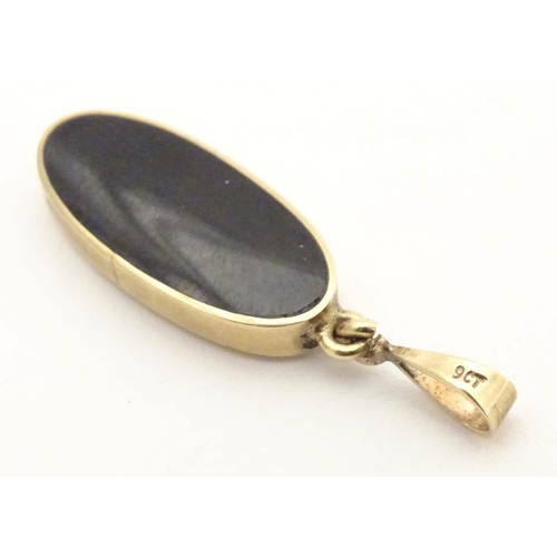 624 - A 9ct gold pendant by David Scott-Walker, set with blue john and onyx. Approx. 1