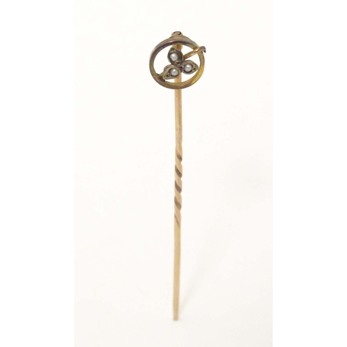 632 - A 9ct gold stick pin with seed pearl. Approx 2 1/4