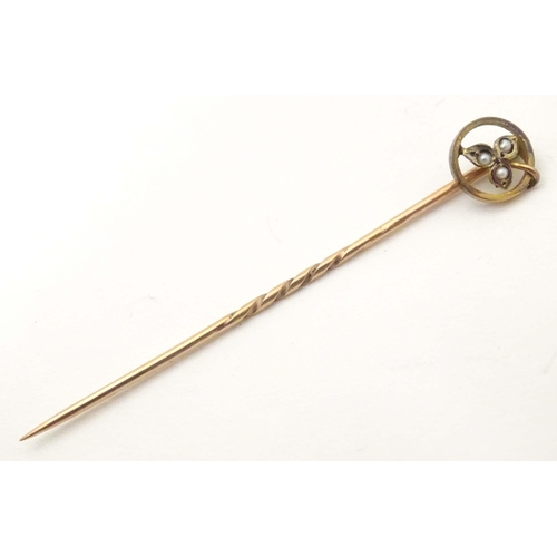 632 - A 9ct gold stick pin with seed pearl. Approx 2 1/4