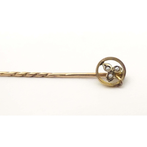 632 - A 9ct gold stick pin with seed pearl. Approx 2 1/4