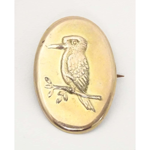 642 - A gilt metal brooch with embossed kingfisher bird detail. Approx. 1 1/4