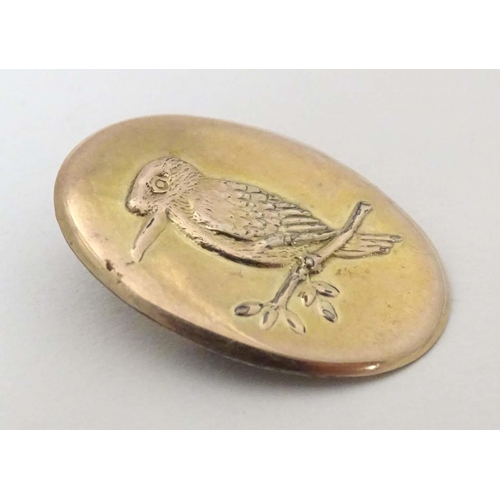 642 - A gilt metal brooch with embossed kingfisher bird detail. Approx. 1 1/4