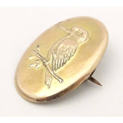 642 - A gilt metal brooch with embossed kingfisher bird detail. Approx. 1 1/4