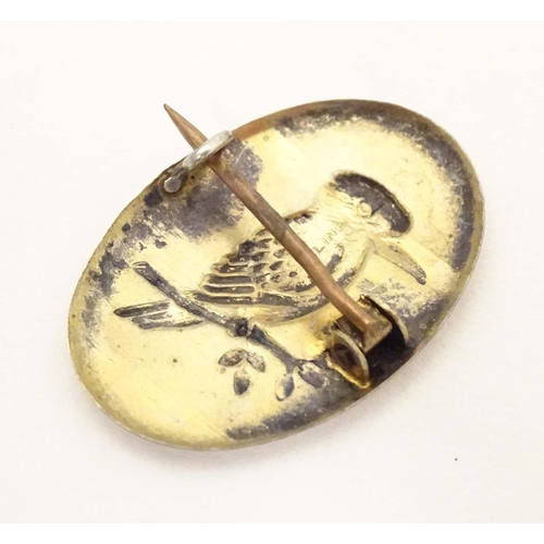 642 - A gilt metal brooch with embossed kingfisher bird detail. Approx. 1 1/4