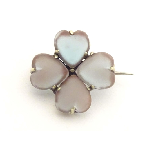 646 - A brooch for four leaf clover form set with four heart shaped saphiret glass cabochon. 3/4