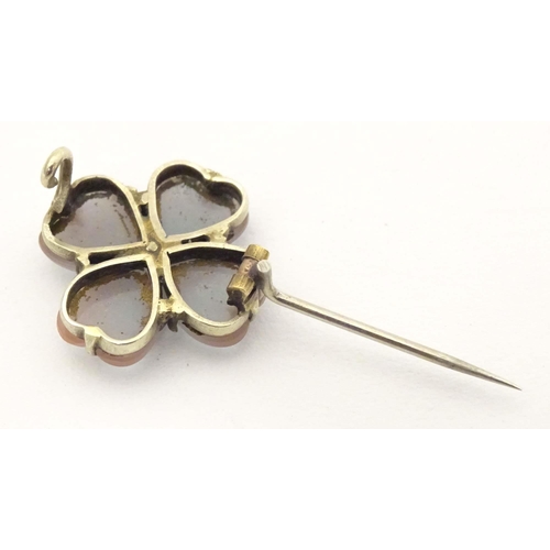 646 - A brooch for four leaf clover form set with four heart shaped saphiret glass cabochon. 3/4