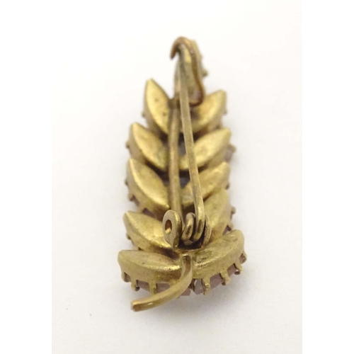 659 - An early 20thC gilt metal brooch of foliate form set with saphiret glass. Approx. 1 3/4