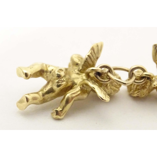 676 - An 18ct gold pendant / charm formed as two cherubs / angels. Approx. 1