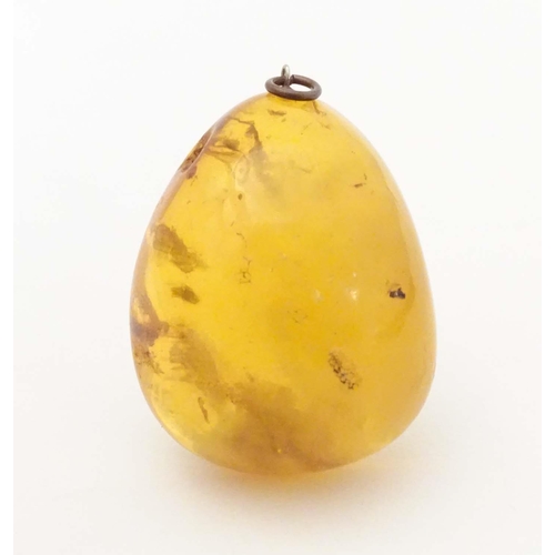 688 - A vintage amber pendant. Approx. 2