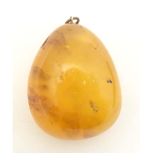 688 - A vintage amber pendant. Approx. 2