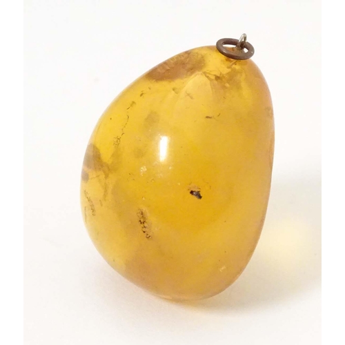 688 - A vintage amber pendant. Approx. 2