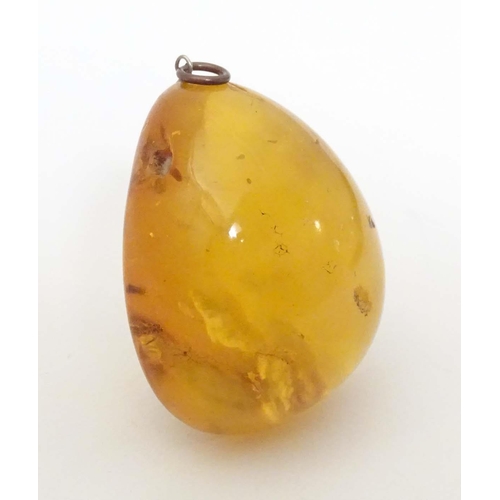 688 - A vintage amber pendant. Approx. 2