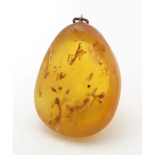 688 - A vintage amber pendant. Approx. 2