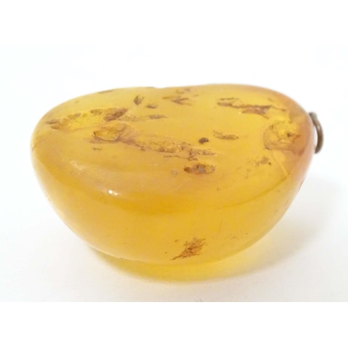 688 - A vintage amber pendant. Approx. 2