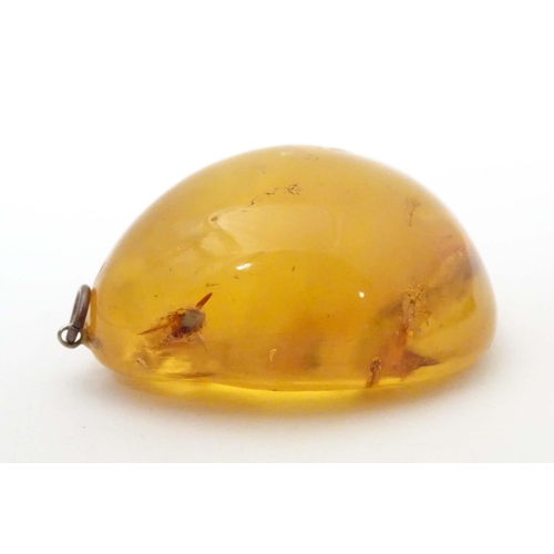 688 - A vintage amber pendant. Approx. 2