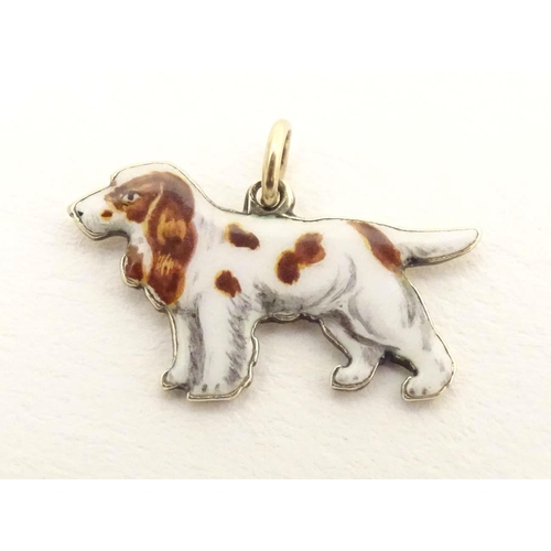 692 - A 9ct gold pendant charm formed as a spaniel dog with enamel detail. Approx. 3/4