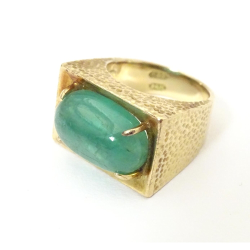 558 - A 14ct gold ring set with jade cabochon. Ring size approx H 1/2.