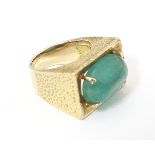 558 - A 14ct gold ring set with jade cabochon. Ring size approx H 1/2.