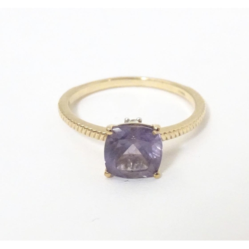 565 - A 9ct gold ring set with blueberry quartz to centre. Ring size approx R