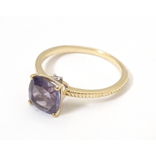 565 - A 9ct gold ring set with blueberry quartz to centre. Ring size approx R