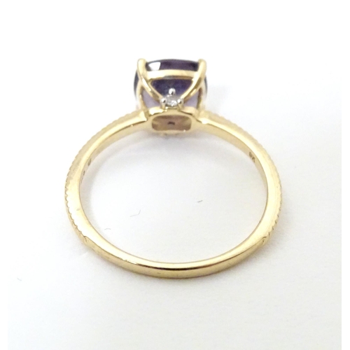 565 - A 9ct gold ring set with blueberry quartz to centre. Ring size approx R