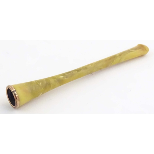 1069 - An Art Deco Bakelite style cheroot holder with a yellow metal mount. Approx. 4