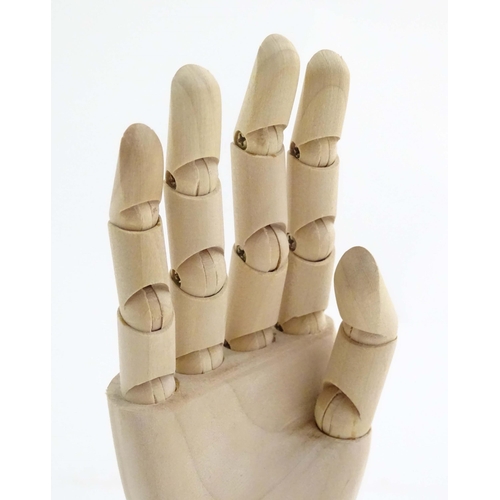 1079 - An artist's wooden articulated lay hand. Approx. 7