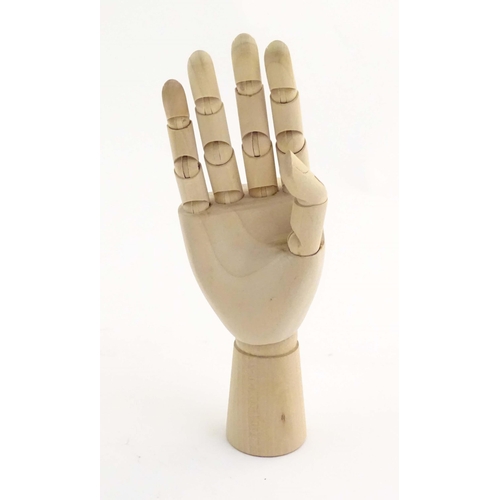 1079 - An artist's wooden articulated lay hand. Approx. 7