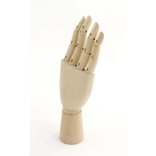 1079 - An artist's wooden articulated lay hand. Approx. 7