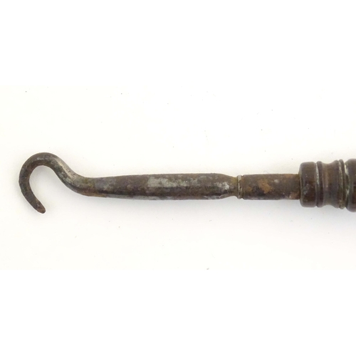 1137 - A Victorian button hook with a turned wooden handle. Approx. 4 1/2