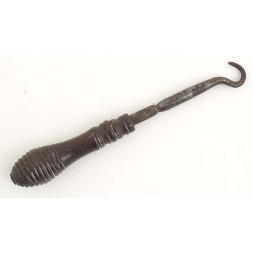 1137 - A Victorian button hook with a turned wooden handle. Approx. 4 1/2