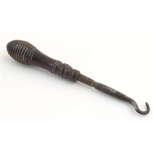 1137 - A Victorian button hook with a turned wooden handle. Approx. 4 1/2