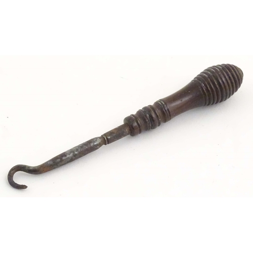 1137 - A Victorian button hook with a turned wooden handle. Approx. 4 1/2