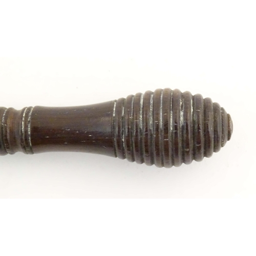 1137 - A Victorian button hook with a turned wooden handle. Approx. 4 1/2