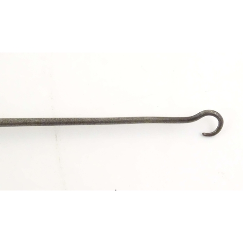 1138 - A Victorian button hook with banded detail to handle. Approx. 9