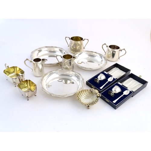 553 - Assorted silver plated wares to include a scallop shell formed butter dish, two cased christening se... 