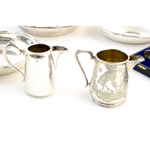 553 - Assorted silver plated wares to include a scallop shell formed butter dish, two cased christening se... 