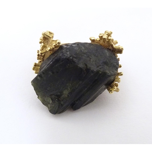 587 - An unusual 18ct gold ring set with black jet coloured hardstone specimen with textured shoulders. Ri... 