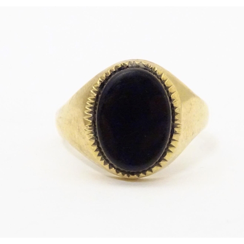 601 - A gentleman's 9ct gold signet ring set with onyx. Ring size approx. X 1/2