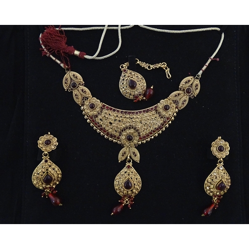 757 - A suite of Asian wedding / bridal jewellery comprising necklace, earrings and maang tikka head piece... 