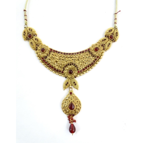 757 - A suite of Asian wedding / bridal jewellery comprising necklace, earrings and maang tikka head piece... 