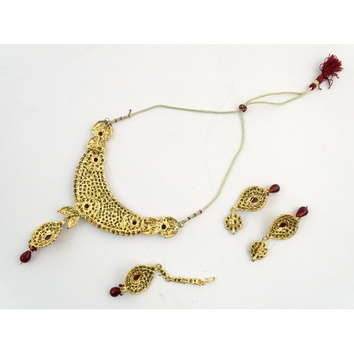 757 - A suite of Asian wedding / bridal jewellery comprising necklace, earrings and maang tikka head piece... 