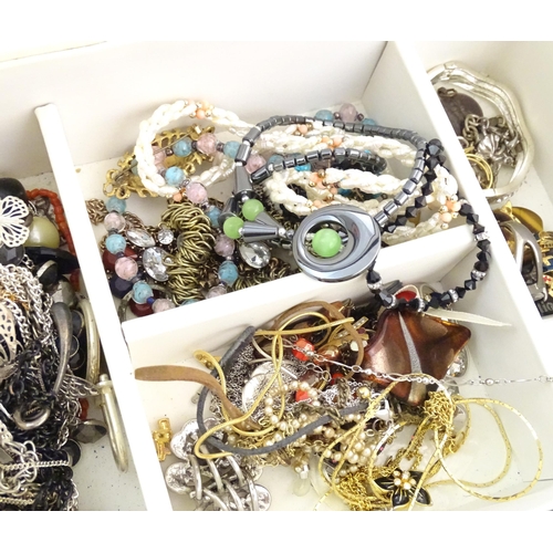 758 - A jewellery box containing a quantity of assorted jewellery to include costume jewellery, silver etc... 