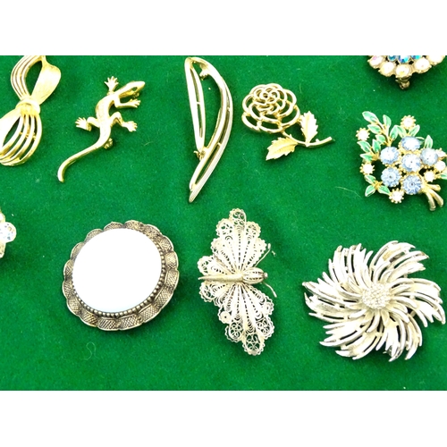 763 - A quantity of assorted costume jewellery to include various brooches, necklaces, etc., a silver pend... 