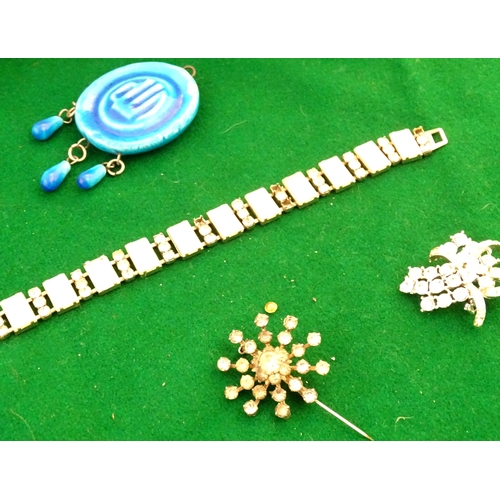 763 - A quantity of assorted costume jewellery to include various brooches, necklaces, etc., a silver pend... 