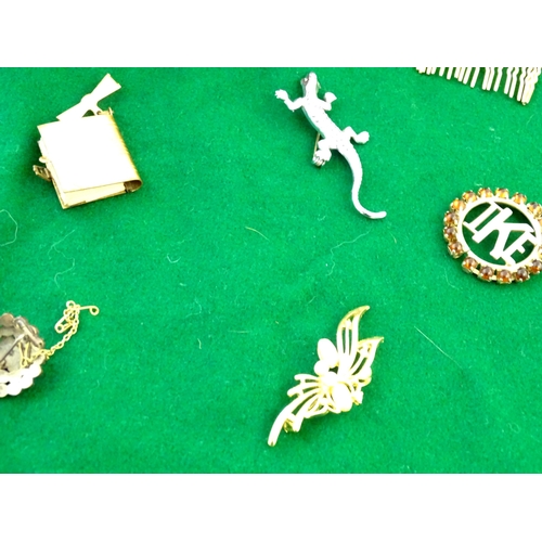 763 - A quantity of assorted costume jewellery to include various brooches, necklaces, etc., a silver pend... 