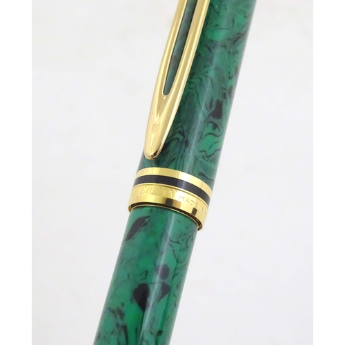 1151 - A cased Waterman 'Le Man 200' fountain pen, with green/black marbled finish and 18K gold nib. Approx... 