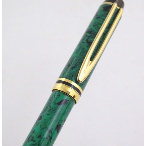 1151 - A cased Waterman 'Le Man 200' fountain pen, with green/black marbled finish and 18K gold nib. Approx... 