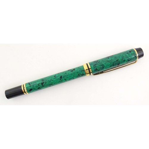 1151 - A cased Waterman 'Le Man 200' fountain pen, with green/black marbled finish and 18K gold nib. Approx... 